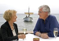 Sommerlicht – Sean (Sky du Mont) macht Lea (Ruth Maria Kubitschek) ein Angebot.