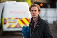 From Darkness – DC Anthony Boyce (Luke Newberry) muss sich den Respekt seines Vorgesetzten Hind erst hart erarbeiten.