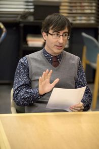Community – Kämpft sich durch Leitungen und Wände, um das Computerlabor des ersten Deans zu finden: Duncan (John Oliver) ...