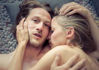 Unterm Eis – Nach der Liebesnacht mit seiner alten Freundin Oda (Annika Blendl) ist Isak (David Rott) verunsichert, wie es weitergehen soll.