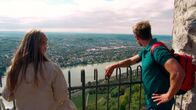 alpha-expedition: Wunderschön! – Moderator Daniel Aßmann (r) und Dr. Sigrid Lange, Leiterin des Siebengebirgs-Museums in Königswinter, genießen die Aussicht von der Ruine auf dem Drachenfels ins Rheintal.