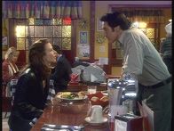 Diagnose: Mord – Steve (Barry Van Dyke, r.) versucht Abby (Challen Cates, l.), die seiner großen Liebe Lily zum Verwechseln ähnlich sieht, näher zu kommen.