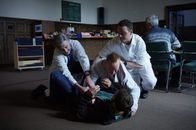 The Lazarus Project – Schon bald muss Ben (Paul Walker, liegend) erkennen, dass Father Ezra (Bob Gunton, l.) und "Berater" Avery (Lambert Wilson, r.) dem Patienten Reeds (Tony Curran, M.) nichts entgegenzusetzen haben ...