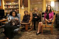 Community – Die Freunde Shirley (Yvette Nicole Brown, l.), Troy (Donald Glover, 2.v.l.), Britta (Gillian Jacobs, 2.v.r.) und Annie (Alison Brie, r.) planen eine große Party für den Absolventen Jeff. Doch plötzlich tauchen fiese Doppelgänger der Clique aus dem Nichts auf und drohen das Fest zu ruinieren ...