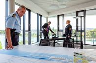 WaPo Bodensee – Paul Schott (Tim Wilde, l.) und Nele Neuhaus (Floriane Daniel, r.) statten Ben Treskow (Christopher Reinhardt, M.) einen Besuch ab.