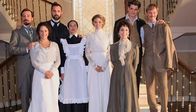 Grand Hotel – l-r Alfredo Vergara(Fele Martínez),Sofía Alarcón(Luz Valdenebro),Diego(Pedro Alonso),Doncella Camilla(Andrea Trepat),Alicia Alarcón(Amaia Salamanca),Doña Teresa(Adriana Ozores),Julio Olmedo(Yon González),Javier Alarcón(Eloy Azorín)