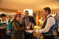 FilmMittwoch im Ersten: Watzmann ermittelt - Die Tränen der Madonna – Sophia Strasser (Katharina Leonore Goebel, links) nimmt den Willkommenssekt des Luxushotels „Adler“ gerne entgegen. Das kann man von Jerry Paulsen (Peter Marton, Mitte) nicht behaupten. Denn auch bei verdeckten Ermittlungen gilt: Die Rechnung wird vom Vorgesetzten bezahlt.