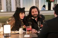 What We Do in the Shadows – Nadja (Natasia Demetriou, l.); Laszlo Cravensworth (Matt Berry, r.)