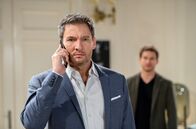 Sturm der Liebe – Christoph (Dieter Bach, l.) und Boris (Florian Frowein, r.) erhalten eine tragische Nachricht.