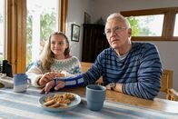 Inga Lindström: Die Süße des Lebens – Nils (Christoph M. Ohrt) hat sich nach einem Streit mit seiner neuen Nachbarin Anna beim Baum-Rückschnitt den Arm gebrochen. Ida (Emmi Weisse) sorgt für Aufmunterung, indem sie seinen Gips mit bunten Stickern aufhübscht.