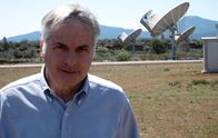 Unser Universum – Seth Shostak am Allen Telescope Array (ATA), das sich im Hat Creek Radio Observatory, 290 Meilen nordöstlich von San Francisco, Kalifornien, befindet.