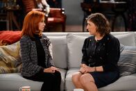 Call Me Kat – Sheila (Swoosie Kurtz, l.); Kat (Mayim Bialik, r.)
