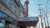 Lost Places – Das neue Leuchtschild glitzert schon: Nach Jahrzehnten des Verfalls sieht die Zukunft des Variety Theaters in Cleveland vielversprechend aus.