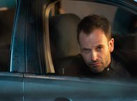 Elementary – Holmes (Jonny Lee Miller) muss die Wahrheit akzeptieren, dass Irene selbst Moriarty ist und ihn damals in London nur kennenlernen wollte, um zu sehen, wie gefährlich er ihr werden könnte ...