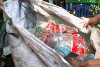 SRF DOK: Coca-Cola und das Plastikproblem – Coca-Cola produziert einen Drittel der rund 470 Milliarden Plastikflaschen der Softdrink-Industrie jährlich.