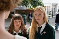 Das Kindermädchen – ARD Degeto DAS KINDERMÄDCHEN: MISSION KANADA Uhr im ERSTEN. Bristol (Trixi Janson, re.) und ihre Freundin Sharon (Juliana Jasmine Monk) sagen Pia (Luise Wolfram, li. ) nicht die Wahrheit.