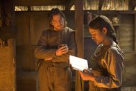 The New World – Die indianische Häuptlingstochter (Q’orianka Kilcher) hat den englischen Tabakfarmer John Rolfe (Christian Bale) geheiratet, in dem Glauben, ihr früherer Geliebter, Captain John Smith, sei tot. Das Paar hat eine Einladung des englischen Königs erhalten.