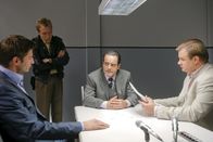 Die Rosenheim-Cops – Als die Kommissare Hansen (Igor Jeftic, l.) und Hartl (Michael A. Grimm, r.) sowie Polizist Mohr (Max Müller, 2.v.l.) herausfinden, dass Schneekanonenfabrikant Preissler (Thomas Landl, 2.v.r.) ein durchtriebenes Spiel spielt, nimmt der Fall plötzlich eine neue Wendung.