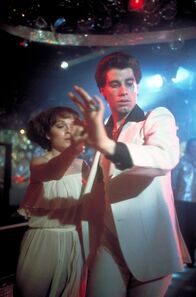 Saturday Night Fever – Viele Stunden haben Tony (John Travolta) und seine Partnerin Stephanie (Karen Lynn Gorney) für den großen Tanzwettbewerb trainiert. Ob sie gewinnen können?