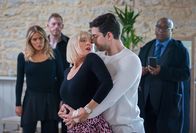 Agatha Raisin – In der Tango-Tanzstunde, die Agatha Raisin (Ashley Jensen) eigentlich mit James besucht, führt George Felliet (Adam Garcia) immer wieder erotische Tanzfiguren mit der Hilfe von Agatha vor.