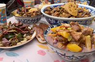 Stadt Land Kunst – In China wird Hühnchen unter freiem Himmel zubereitet – und gegessen.