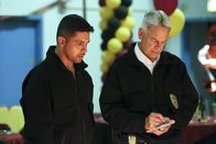 Navy CIS – Gibbs (Mark Harmon, r.) und Torres (Wilmer Valderrama, l.) finden nach einer wilden Feier eine vergiftete Leiche. Plante der Tote etwa 50 Leute in die Luft zu sprengen?