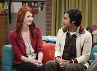 The Big Bang Theory – Raj (Kunal Nayyar, r.) will Emily (Laura Spencer, l.) endlich seinen Freunden vorstellen, doch bei der ersten Begegnung zwischen ihr und Penny herrscht eisige Distanz ...