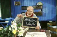Löwenzahn Classics – Wegen einer Erkältung hat Peter (Peter Lustig) keine Stimme mehr. Sogar zum berühmten "Abschalten" kann er nur noch schriftlich auffordern.
