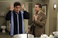 Two and a Half Men – Alan (Jon Cryer, r.) fleht seinen Bruder Charlie (Charlie Sheen, r.) an, ihm Jamie zu überlassen. Charlie willigt ein, aber so sehr er sich auch anstrengt, Jamie scheint sich immer mehr zu ihm hingezogen zu fühlen ...