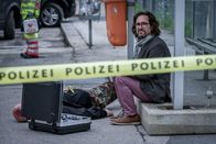 SOKO Linz – Die nächtliche Zusammenkunft zwischen Anselm Kramer und einem alten Kameraden endet im Streit und Stunden später findet die Polizei den Besucher tot an einer Bushaltestelle: Gerichtsmediziner Dr. Richard Vitek (Alexander Pschill) sucht nach Hinweisen am Ort des Geschehens.