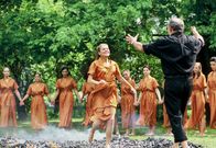 Tatort – Der Firmenchef Martin Forsell (Michael Mendl) bei einem seiner Motivationsseminare mit jungen Makler-Anwärterinnen.
