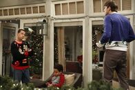 Two and a Half Men – Weihnachten steht vor der Tür und Walden (Ashton Kutcher, r.) und Alan (Jon Cryer, l.) wollen ihrem Pflegesohn Louis (Edan Alexander, M.) ein perfektes Weihnachtsfest organisieren. Doch wird ihnen das gelingen?