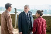 Der Staatsanwalt – Alexander Witte (Jannik Mioducki, l.), Bernd Reuther (Rainer Hunold, M.) und Julia Schröder (Anika Baumann, r.) treffen sich am Tatort. Warum musste Personal-Trainer Marco Ritter sterben?