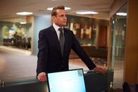 Suits – In der Kanzlei Pearson Specter Litt gab es gravierende Änderungen, die Harvey (Gabriel Macht) belasten. Seine frühere Sekretärin und Vertraute Donna arbeitet nun für seinen Rivalen Louis.