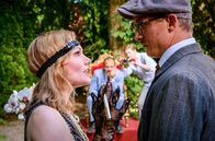 Sturm der Liebe – v.r.) erkennt gerührt, dass zu seinen Ehren sein Lieblingstheaterstück aufgeführt wird.