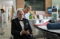 In aller Freundschaft – Clemens Schaller /(Manfred Möck) kommt mit Schmerzen in die Sachsenklinik. Sein Handy piept ununterbrochen. Auf Nachfrage erzählt er Schwester Miriam Schneider (Christina Petersen), dass ihn seine Tochter auf einer Dating-Plattform angemeldet hat.