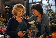 Rote Rosen – ARD ROTE ROSEN FOLGE 1257 Uhr im ERSTEN. Merle (Anja Franke, r.) rät Erika (Madeleine Lierck-Wien, l.), sich über ihre Gefühle für Achim klar zu werden.