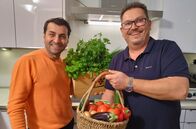 Kochs anders – Torsten Jörn (re.), leidenschaftliche Hobbykoch aus Kassel will den Münchner Spitzenkoch Ali Güngörmüs in seinem Hauptgericht mit einem mallorquinischen "Trumbet" überraschen, einem Gemüsegericht das er auf einer "Plancha", einer sehr hoch erhitzbaren Metalplatte, zubereitet.