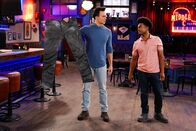 Call Me Kat – Max (Cheyenne Jackson, l.); Carter (Julian Gant, r.)