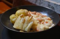 Zu Tisch ... – Frischer Skrei traditionell zubereitet als Boknafisk mit Speck und Möhren in einer Bechamelsoße