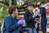 Navy CIS: New Orleans – Dr. Wade (CCH Pounder, l.) und Agentin Percy (Shalita Grant, r.) untersuchen den Mord an einem Matrosen, der während eines gefährlichen Motorradrennen ums Leben kommt ...