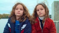 Petite Maman – Nelly (l, Joséphine Sanz) und Marion (Gabrielle Sanz) genießen den Ausblick auf den großen See.