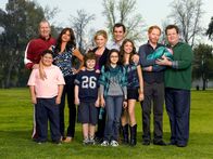 Modern Family – (v.li.) Jay (Ed O'Neill), Manny (Rico Rodriguez), Gloria (Sofia Vergara), Luke (Nolan Gould), Claire (Julie Bowen), Alex (Ariel Winter), Phil (Ty Burrell), Haley (Sarah Hyland), Mitchell (Jesse Tyler Ferguson), Cameron (Eric Stonestreet)