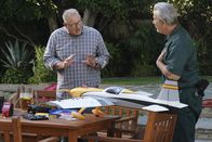 Modern Family – Ed O'Neill (Jay Pritchett), Victor Rivers (Vic).