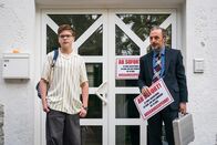 Schloss Einstein – Dr. Berger (Robert Schupp, rechts) macht ernst: Ausgangssperre am Einstein, doch Marlon (Matti Schneider, links) will das verhindern.
