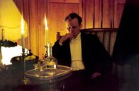 Taking Sides - Der Fall Furtwängler – Dem Dirigenten Wilhelm Furtwängler (Stellan Skarsgård) wird nach dem Zweiten Weltkrieg von den Amerikanern vorgeworfen, dem NS-Regime gegenüber loyal gewesen zu sein.
