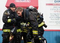 Chicago Fire – Gerettet: Joe Minoso als Joe Cruz, Jesse Spencer als Matthew Casey