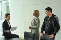 SOKO Stuttgart – In der Anwaltskanzlei haben Martina Seiffert (Astrid M. Fünderich, M.) und Rico Sander (Benjamin Strecker, r.) auf dem Rechner der Toten eine Kündigung gefunden, die in Katharina Schwartz‘ (Katrin Bühring, l.) Namen verfasst wurde. Wollte das Opfer sie aus der Firma drängen?