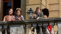 Victoria – v. l. n. r.: Prinzessin Feodora (Kate Fleetwood), Prinzessin Vicky (Louisa Bay) und Prinz Bertie (Laurie Shepherd)