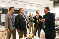 Die Rosenheim-Cops – v.r.) und Schustermeister Josef Rabl (Anton Rattinger, r.) in eine Schuhfabrik.
